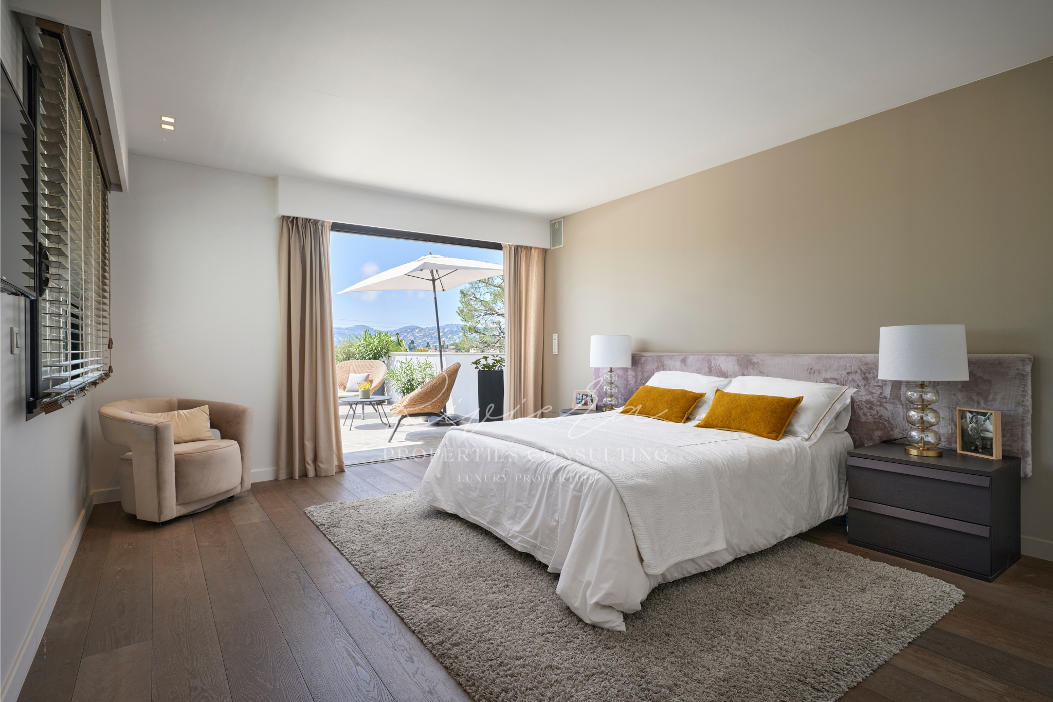 contemporary villa - Cap d'Antibes - bedroom