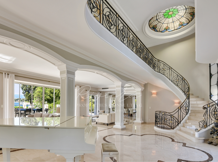 Waterfront Property - Cap d'Antibes - entrance hall