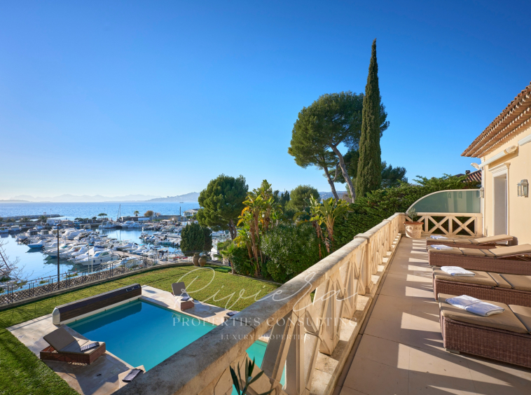 Waterfront Setting Villa - Cap d'Antibes - terrace harbor view