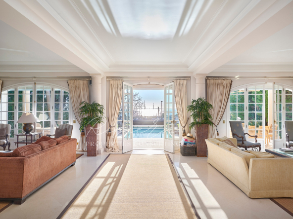 Waterfront Setting Villa - Cap d'Antibes - real estate