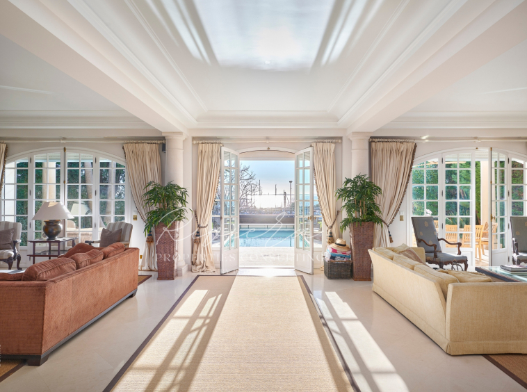 Waterfront Setting Villa - Cap d'Antibes - real estate