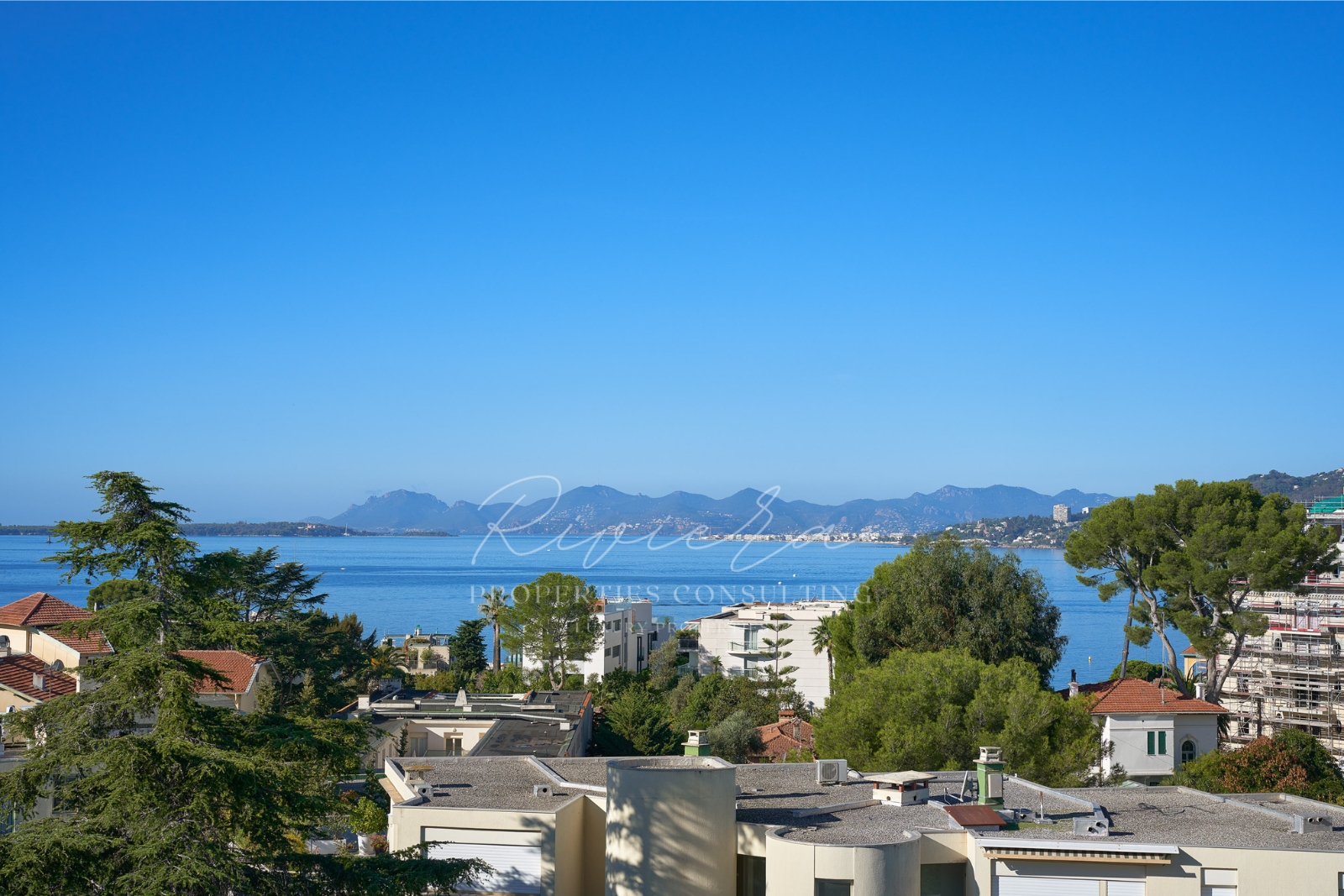 Ideally located within a luxury residence - Cap d'Antibes - view